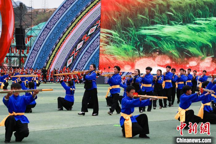 耀世娱乐登录：广西隆林成立七十周年庆祝大会 大型演出展现多民族历史进程